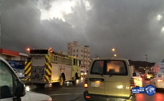 بالصور..”مدني الباحة” يباشر البحث عن طفلة جرفها السيل