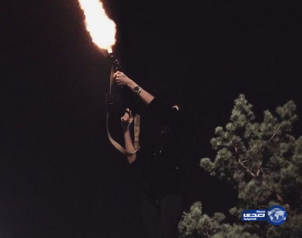 بالفيديو: ملكة جمال روسية تطلق النار باحتراف من رشّاش كالاشنيكوف