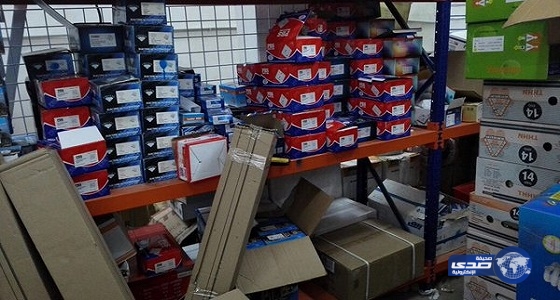 بالصور.. مصادرة ٨٥٠٠ قطعة كهربائية من مستودعين بخميس مشيط