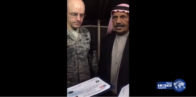 بالفيديو.. أعدَّ لهم وليمة فاخرة .. الجيش الأمريكي يكرّم بدويًّا في الكويت