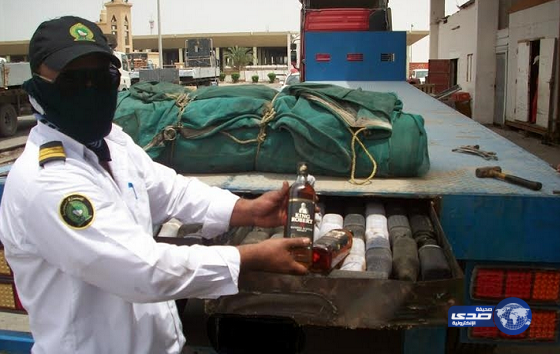 بالصور.. إحباط محاولة تهريب “411” زجاجة خمر بجمرك سلوى