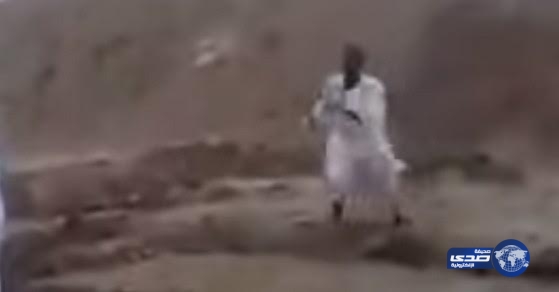 بالفيديو : سوداني يتعرض لموقف محرج