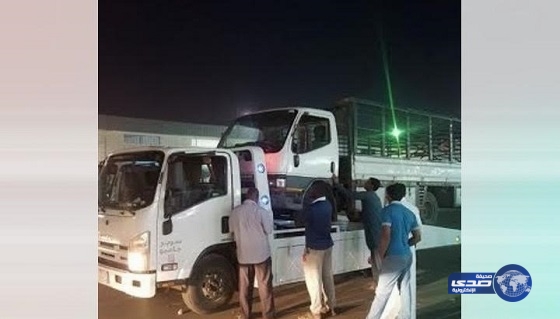 بلدية جنوب جدة تتلف كمية من الملابس المستعملة والأغذية الفاسدة