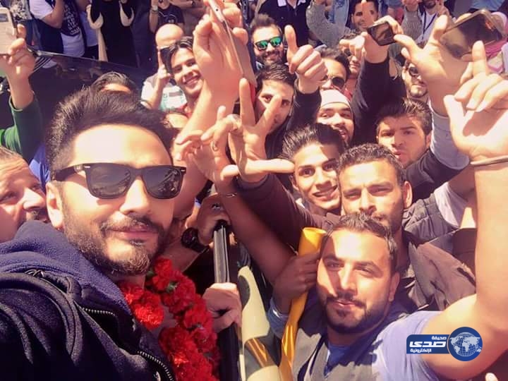 بالفيديو : فتاة تقبل تامر حسني قبلة لحظة وصوله الأردن