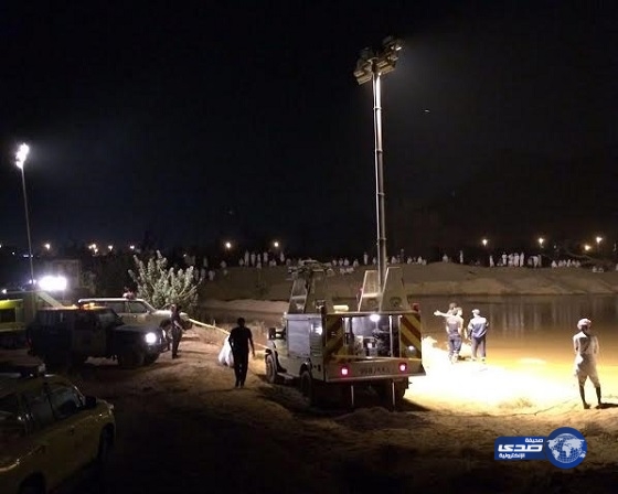 بالصور.. مدني نجران ينتشل جثة شاب من حفرة مياه