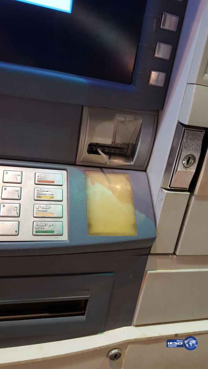 شاهد .. ماذا وجد مواطن في إحدى الصرافات بأضم ؟!