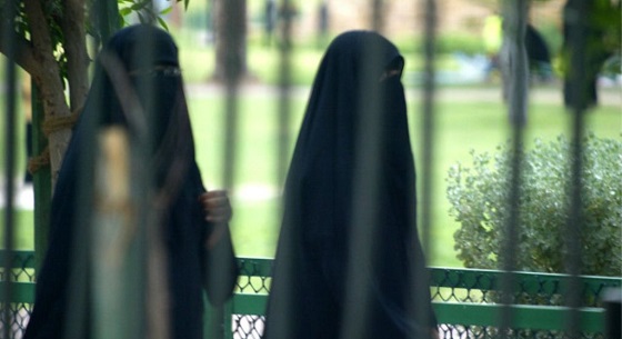 المخابرات الإيرانية تقحم النساء في “خلية تجسس”