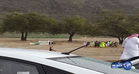 “مدني الباحة” يباشر “احتجازين” ويدعو للإبتعاد عن مجاري الأودية