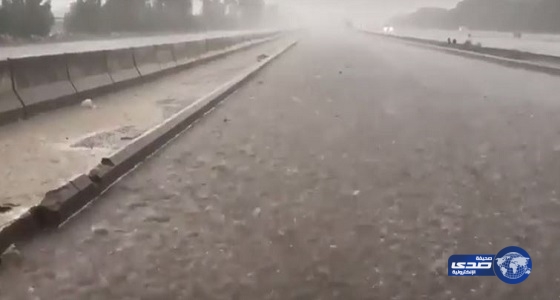 بالفيديو: هطول أمطار غزيرة على العاصمة المقدسة