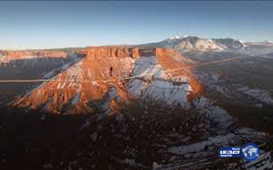 بالفيديو.. مشهد يحبس الانفاس.. مغامر يخاطر بحياته ويمشي على حبل بين هضبتين مرتفعتين