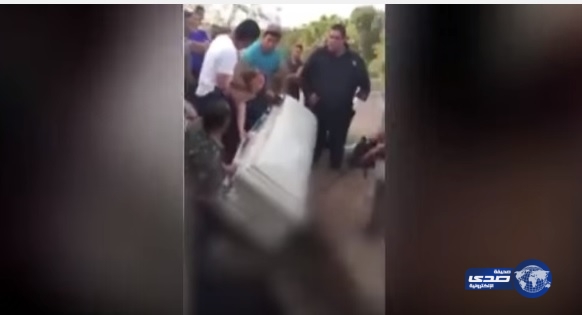 بالفيديو.. سيدة مكسيكية ترفض إنزال نعش في المقبرة