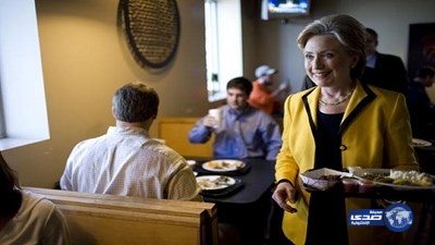 ماذا تحمل هيلاري كلينتون دائماً في حقيبتها؟