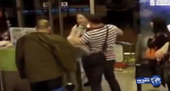 بالفيديو.. مسافرون يعتدون على مضيفة