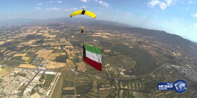 بالفيديو.. كويتي يطير عالياً بالثوب والشماغ والعقال