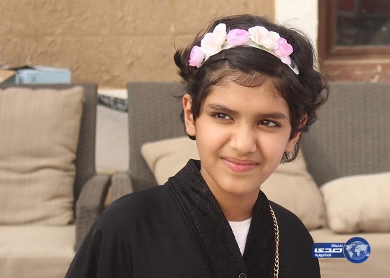 أهدته كتاباً يحكي تجربتها مع المرض .. وزير الصحة يستقبل “شريفة” ويشيد بعزيمتها