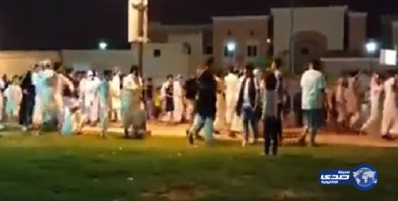 بالفيديو..مضاربة عنيفة لعدد من الشبان بـ”حمراء الرياض”