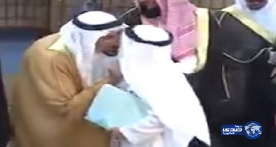 بالفيديو.. “في لفتة أبوية” أمير القصيم يعدّل عقال طالب ويـ”يقبله”