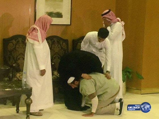 بالصور..  لحظة التقاء أحد العائدين اليمنيين من “غوانتانامو” بعائلته في الرياض