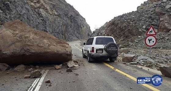 بالصور.. إغلاق “عقبة سنان” بالنماص
