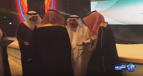 بالفيديو..أب يتخرج مع أبنه في يوم واحد.. وأمير الرياض يمازحهما