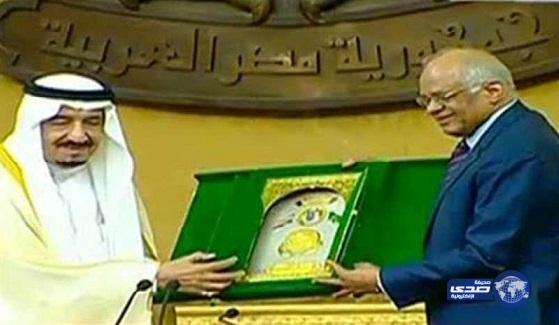 رئيس البرلمان المصري يهدي خادم الحرمين درع المجلس
