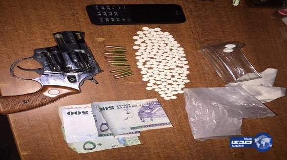 بالصور.. ضبط 141 حبة مخدرة وذخيرة وأموال بـ”مكة”