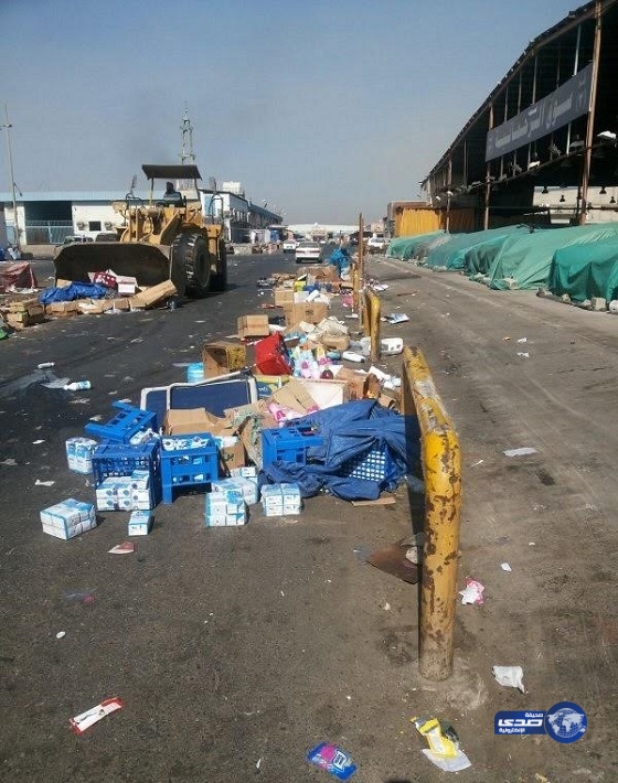 “بلدية جدة” تتلف أغذية وملابس في سوق الصواريخ