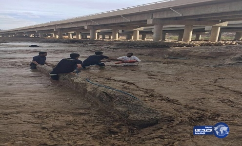 “مدني نجران” ينقذ محتجزين تحت كبري “الرويكبة”