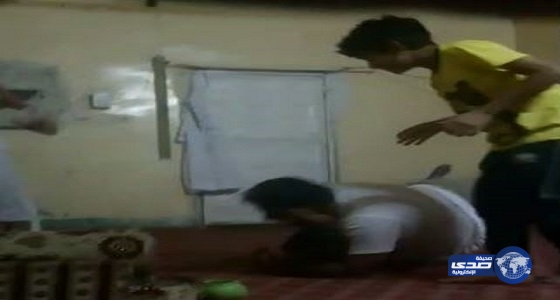 بالفيديو: مشجع أهلاوي يعبث بأبنائه فرحاً ببطولة الدوري