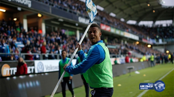 بالفيديو .. إيقاف لقاء بالدوري السويدي لخلاف بين لاعب وجماهير الفريق المنافس