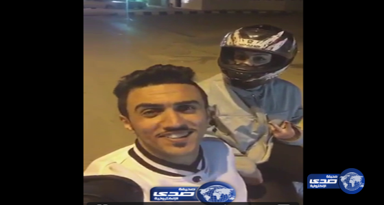 بالفيديو : الشرطة توقف الفتاة التي كانت تتجول ليلاً على ظهر دراجة نارية برفقة أحد الشباب