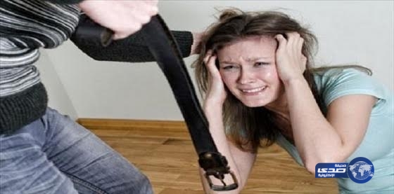 بريطاني يقيد زوجته بالسلاسل في السرير ويحطم ساقيها بمطرقة