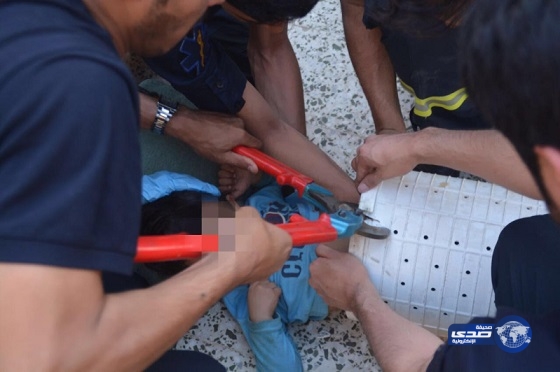 بالصور.. انقاذ طفل احتُجز في غسالة ملابس بـ”حائل”