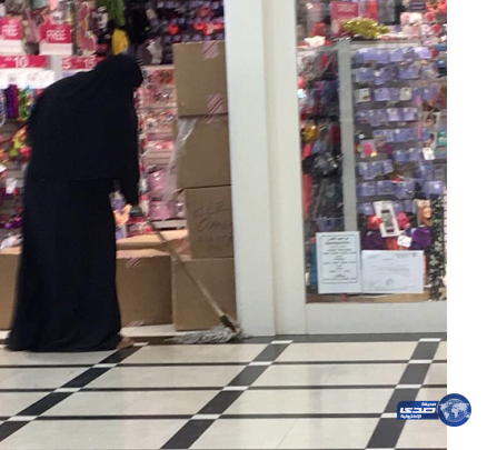 “فتاة سعودية” تمسح البلاط أمام محل مستلزمات نسائية في خميس مشيط