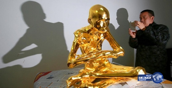 تقديراً وإحتراماً له.. تحنيط راهب “بوذي” بالذهب بعد أربعة أعوام من وفاته