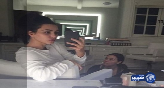 صور لـ”كيم كردشيان” بدون مكياج تشعل “تويتر”