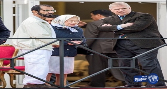 شاهد.. ماذا فعلت الملكة إليزابيث عندما أمسك الشيخ محمد بن راشد  مرفقها