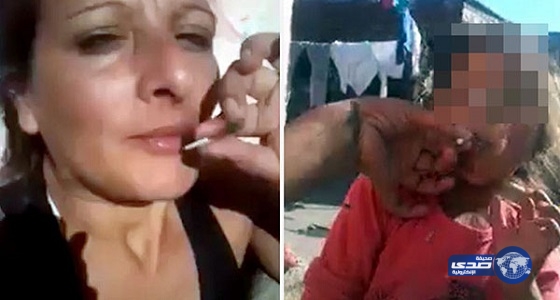 شاهد .. أم أرجنتينية تجبر طفلتها على تدخين الحشيش