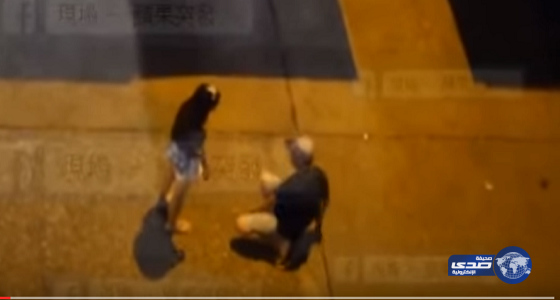 بالفيديو.. توسل لحبيبته في الشارع لكنها صفعته