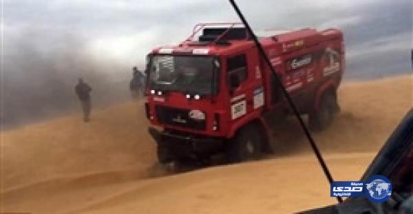 بالفيديو .. شاحنة تدهس مصوراً في رالى الصحراء الروسي