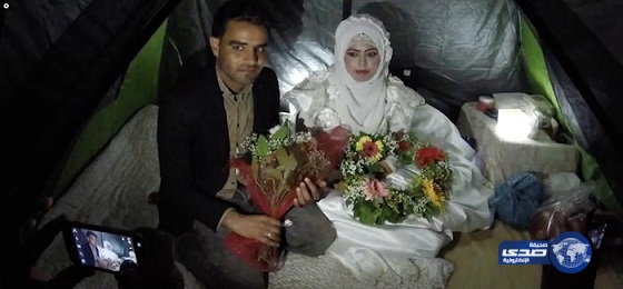 شاهد.. سوريان  ينتصران على الصعاب ويقيمان حفل زواجهما في مخيم للاجئين