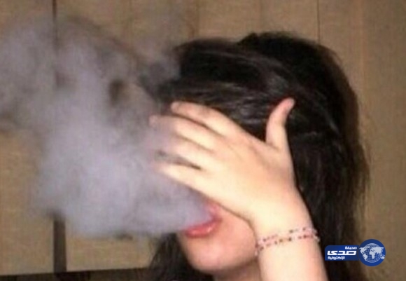 فتاة كويتية .. ياأنا و”المعسل” وإلا اقضب الباب