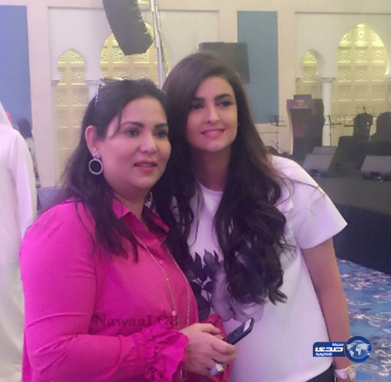 عُلا الفارس مع نوال الكويتيه في كواليس ملتقى الاعلاميين..