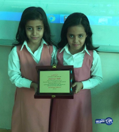 بالصور: طالبتان تكرمان معلمتهما بدرع تذكاري لتميزها