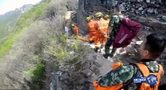 بالفيديو.. لحظة سقوط سائح من فوق سور الصين العظيم