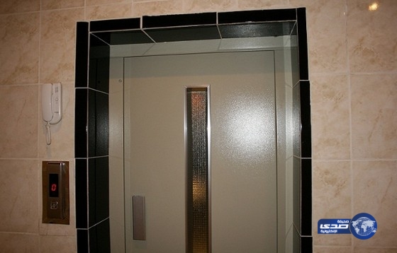 مدني جدة ينقذ سيدة انزلقت في مصعد