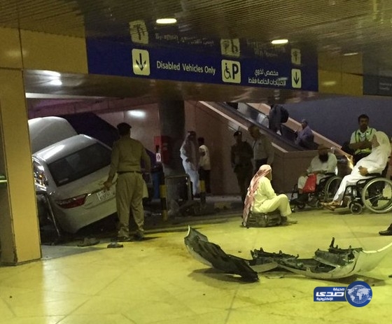 بالصور: سيارة مسرعة تقتحم إحدى صالات مطار الملك خالد