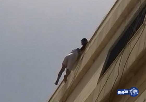 بالفيديو.. محاولة انتحار شاب كويتي في منطقة سلوى