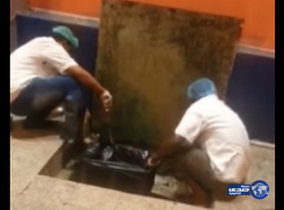 بالفيديو:عاملان بمطعم يستخدمان أدوات الطبخ لإخراج مخلفات الصرف الصحي