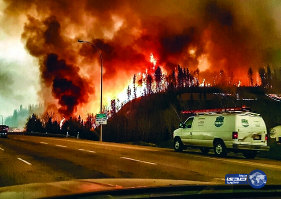 النيران تلتهم مدينة كندية وإجلاء سكانها